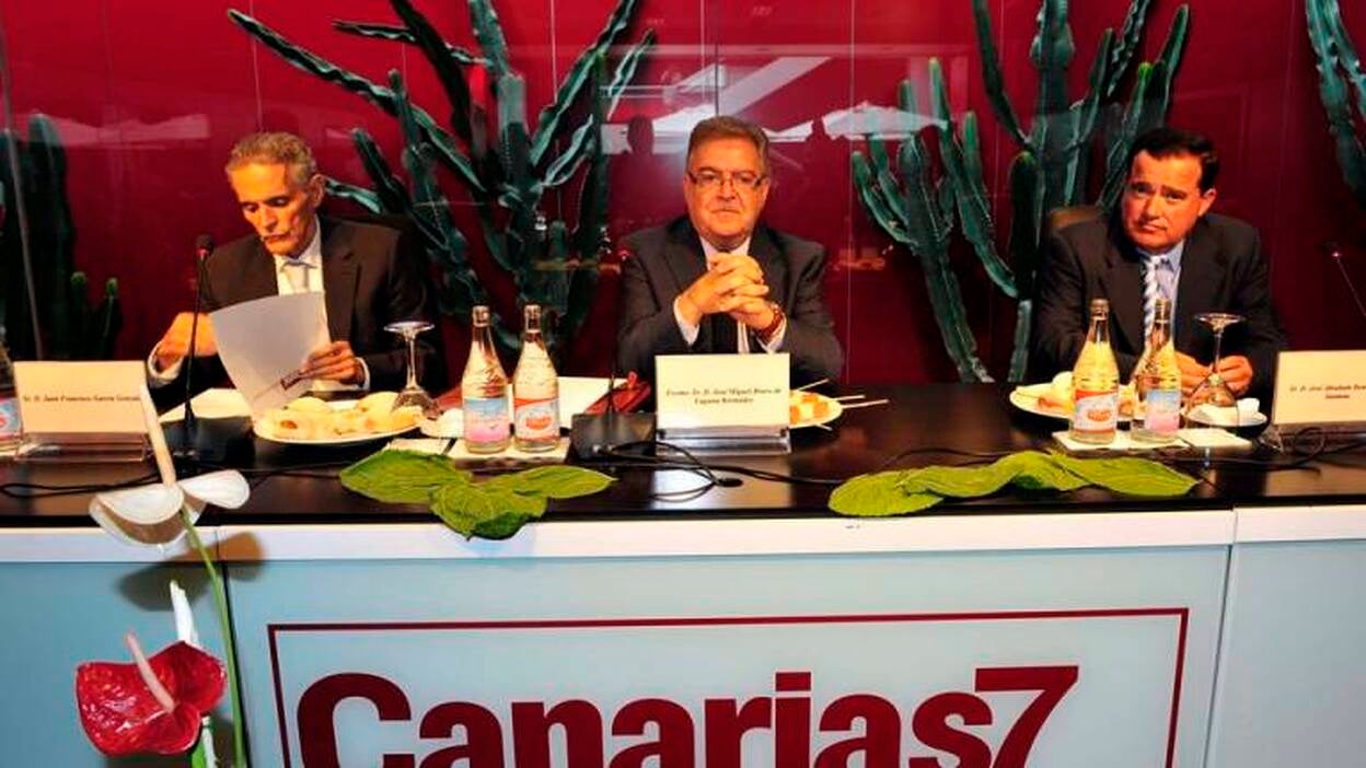 Desayuno-coloquio de Bravo de Laguna en CANARIAS7