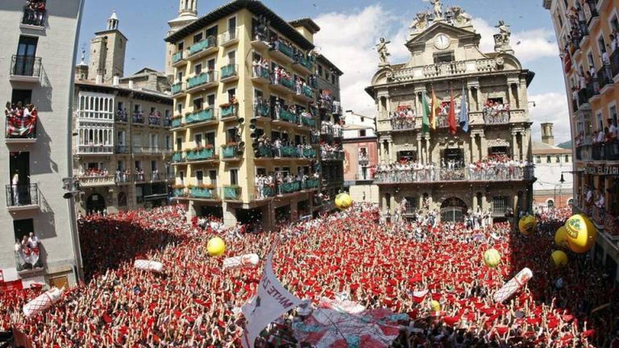 Tras el 'chupinazo' comienzan los sanfermines