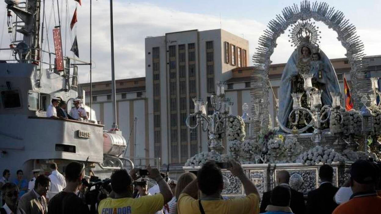 La Isleta lleva a la Virgen entre las olas