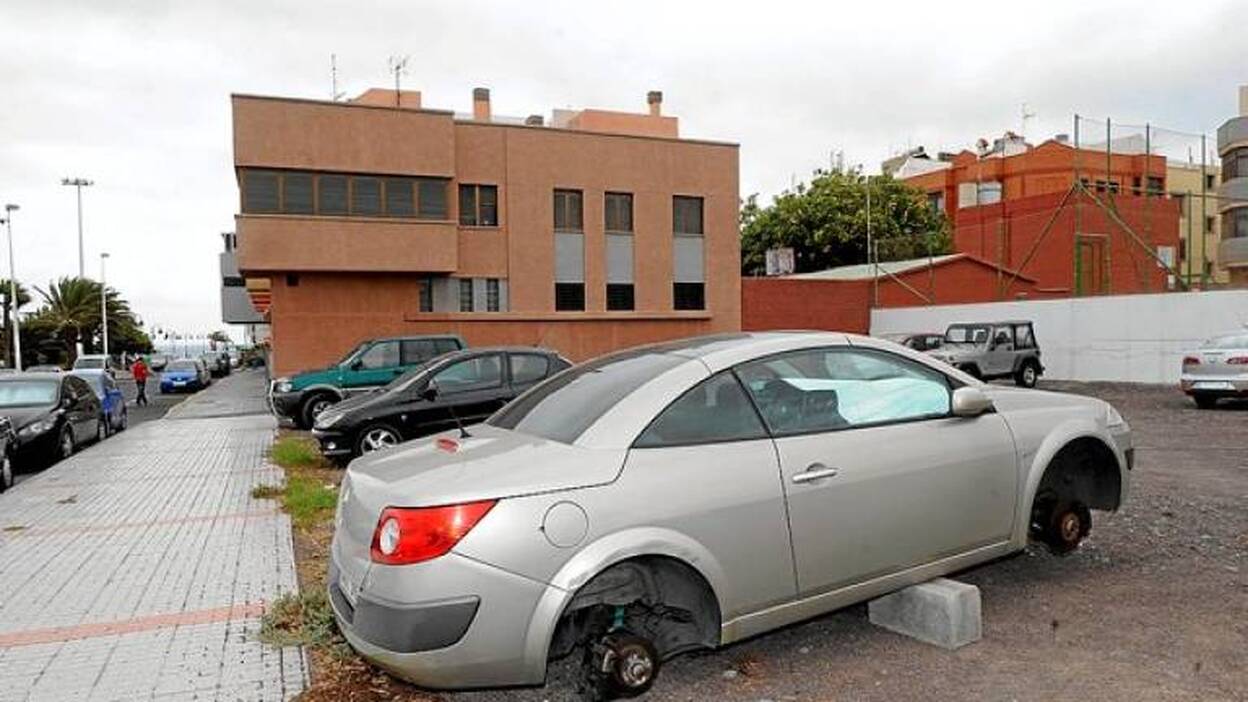 Desvalijan un coche aparcado en la costa teldense