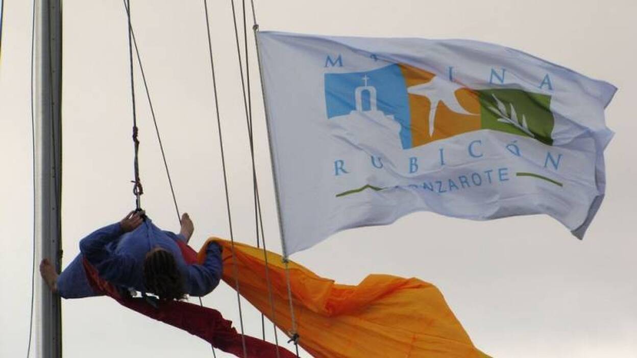 Acrobacia solidaria en Marina Rubicón