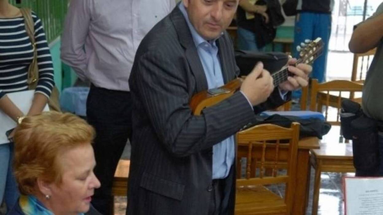 Cardona se arranca con el timple