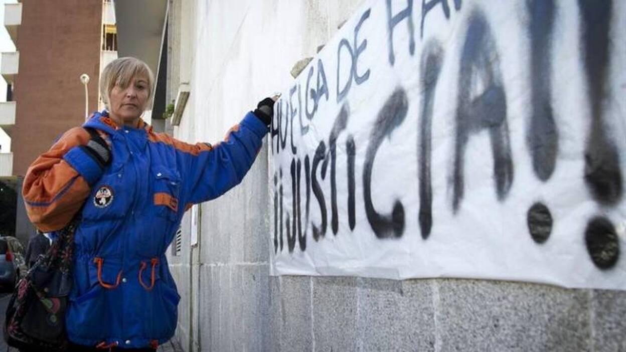 La madre de una niña muerta por negligencia abandona su huelga hambre