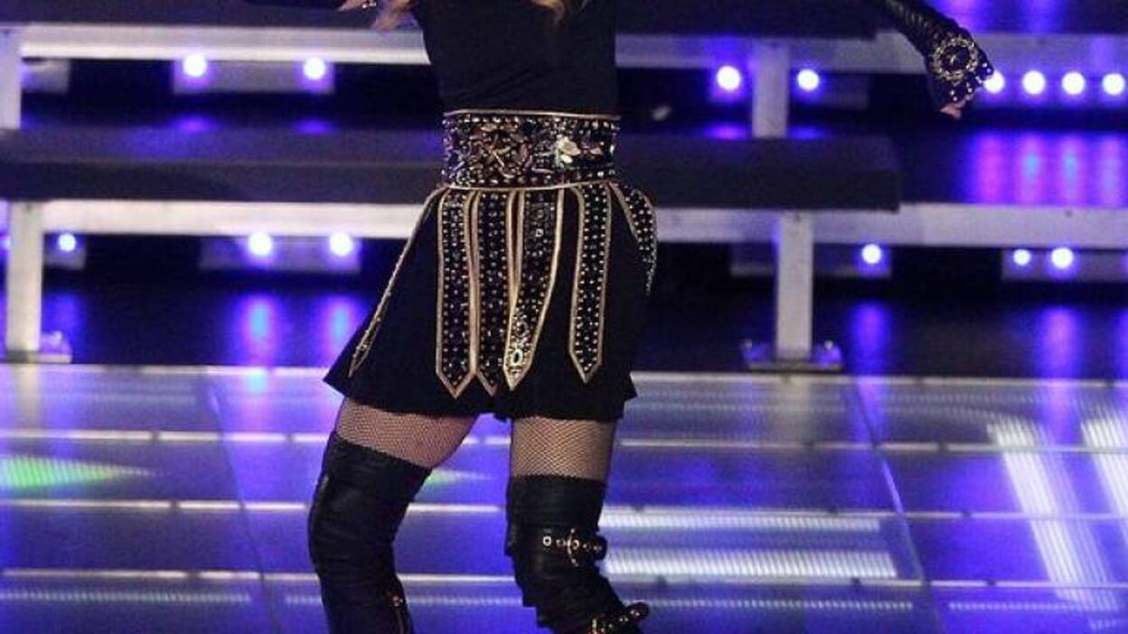 La emperatriz Madonna deslumbra con su actuación en la Super Bowl
