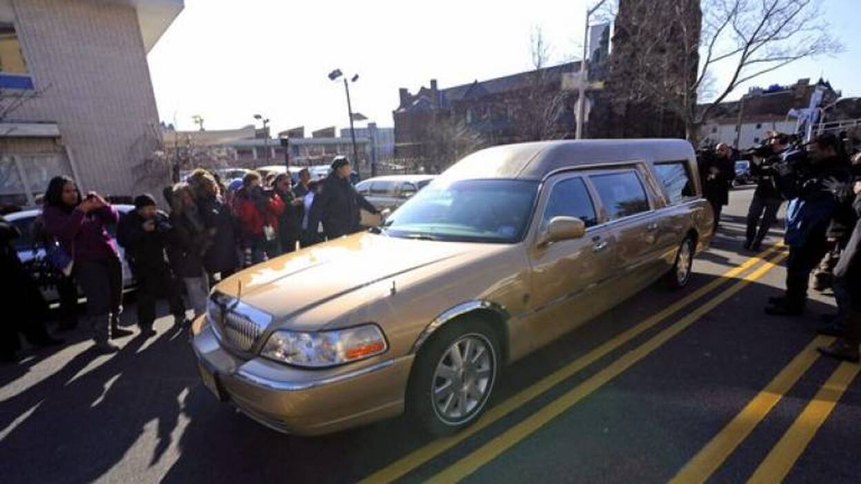 Familiares, amigos y fans despiden a Whitney