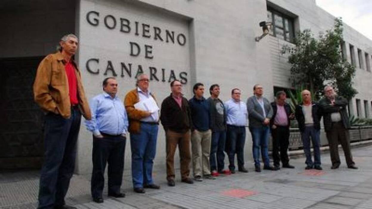 Los clubes presentan el escrito censurando la política de Rivero