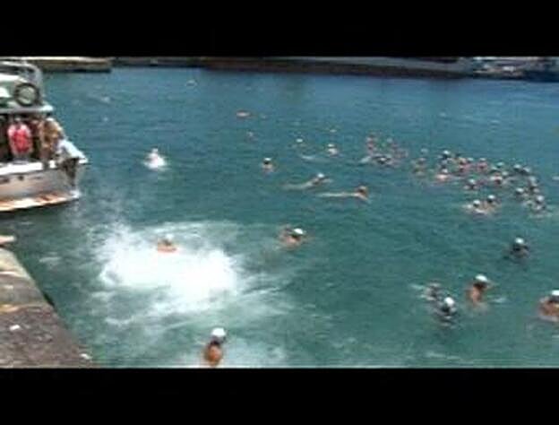 Tradicional travesía popular a nado dentro del Puerto