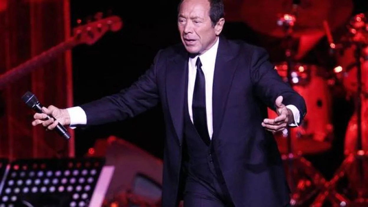 Paul Anka llenó la noche santiaguina de nostalgia pero también de mucho ritmo