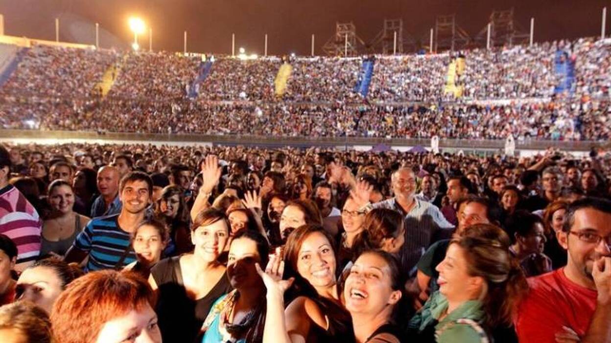 Miles de canarios bailan a son de Guerra en Gran Canaria