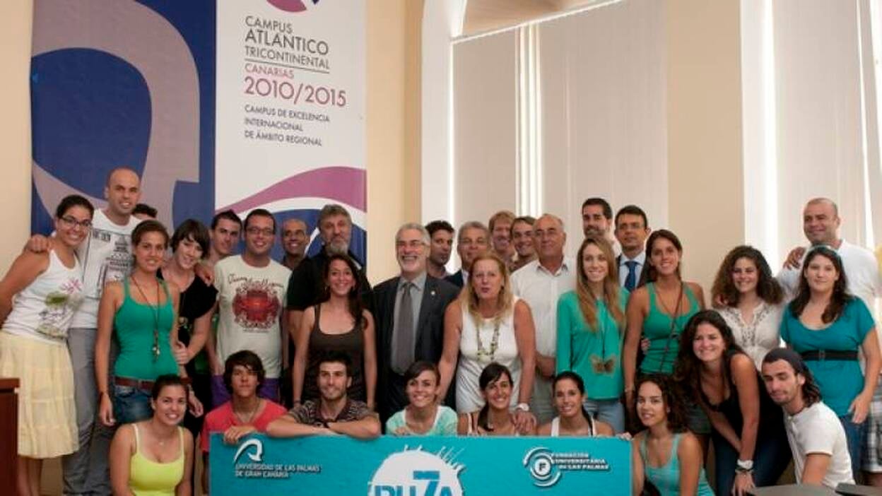 Universitarios con la mochila a cuestas