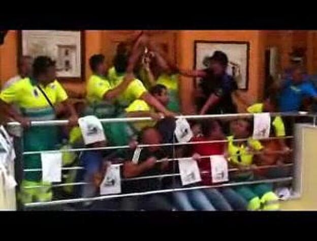 Desalojo de empleados del servicio de basura en el Ayuntamiento de Telde