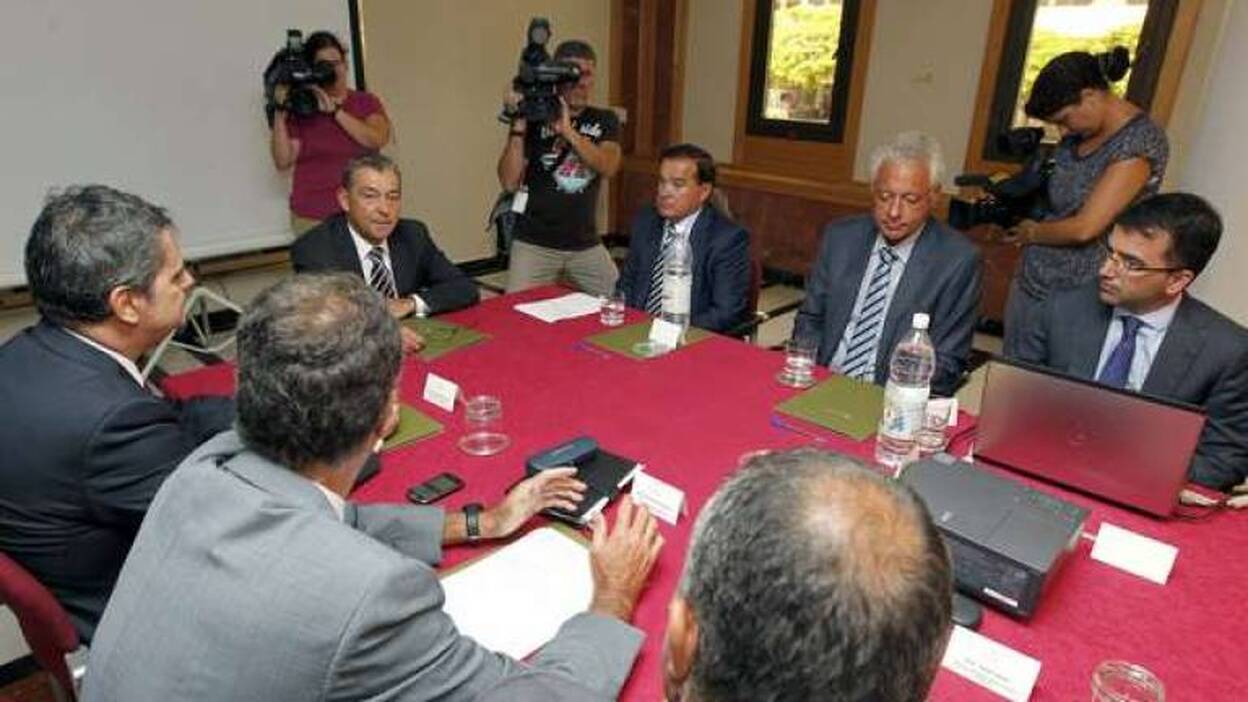 El Gobierno ayuda a Hermanos Domínguez a buscar crédito para comprar Dinosol