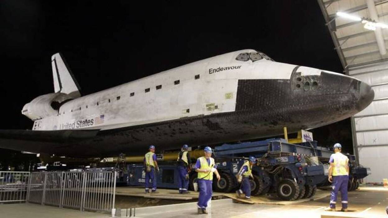 El 'Endeavour' llega a su nuevo hogar