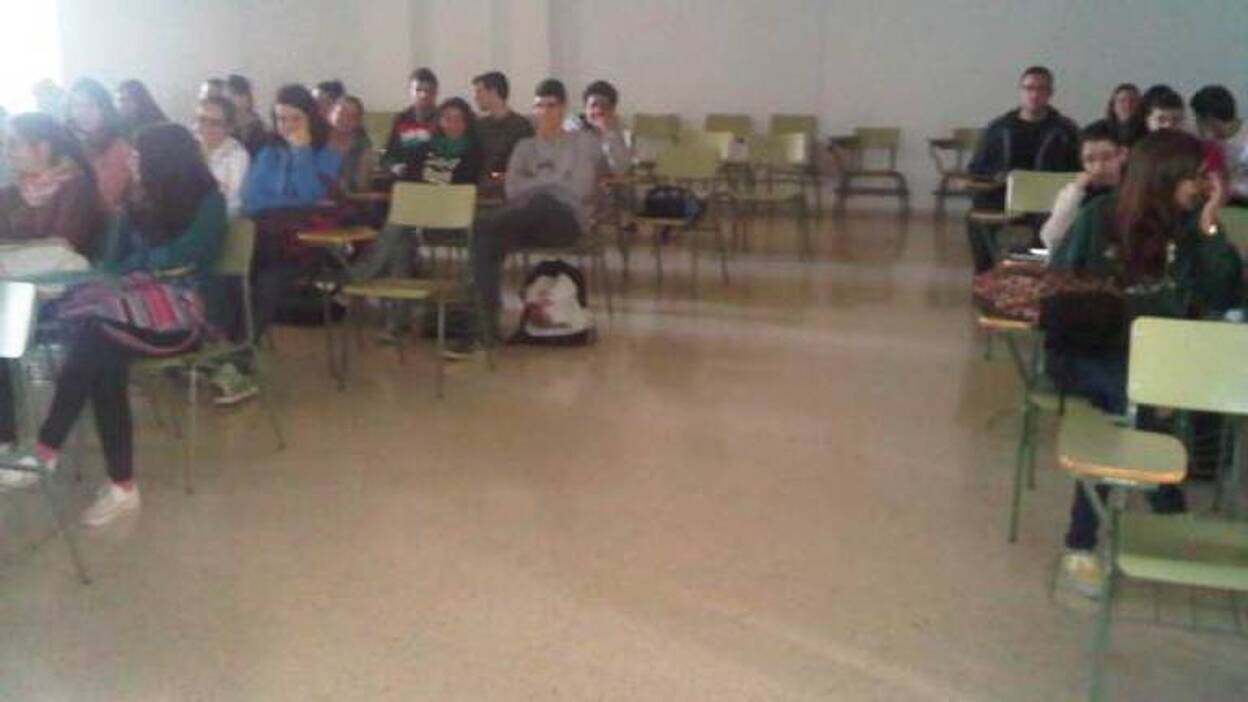 Conferencia sobre el periodismo y la opinión en el IES Joaquín Artiles