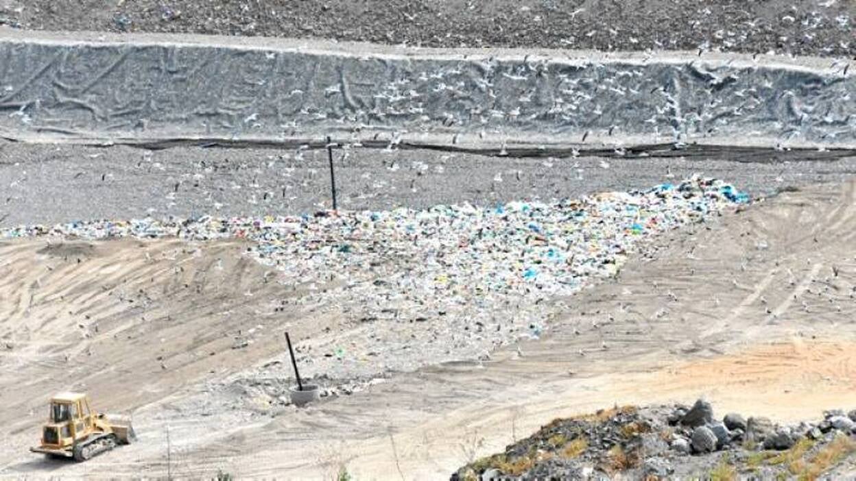 El cabildo defiende la legalidad del vertedero