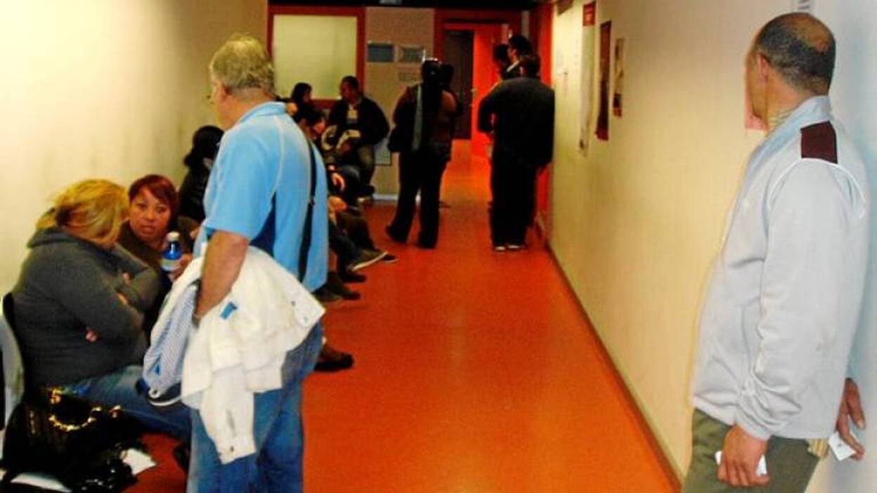 Los extranjeros pernoctan en un registro civil saturado