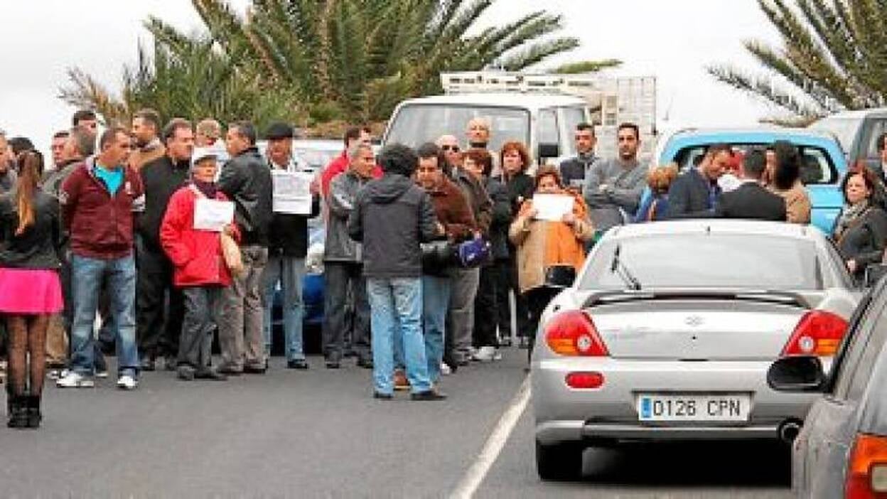 Los vecinos aíslan el vertedero