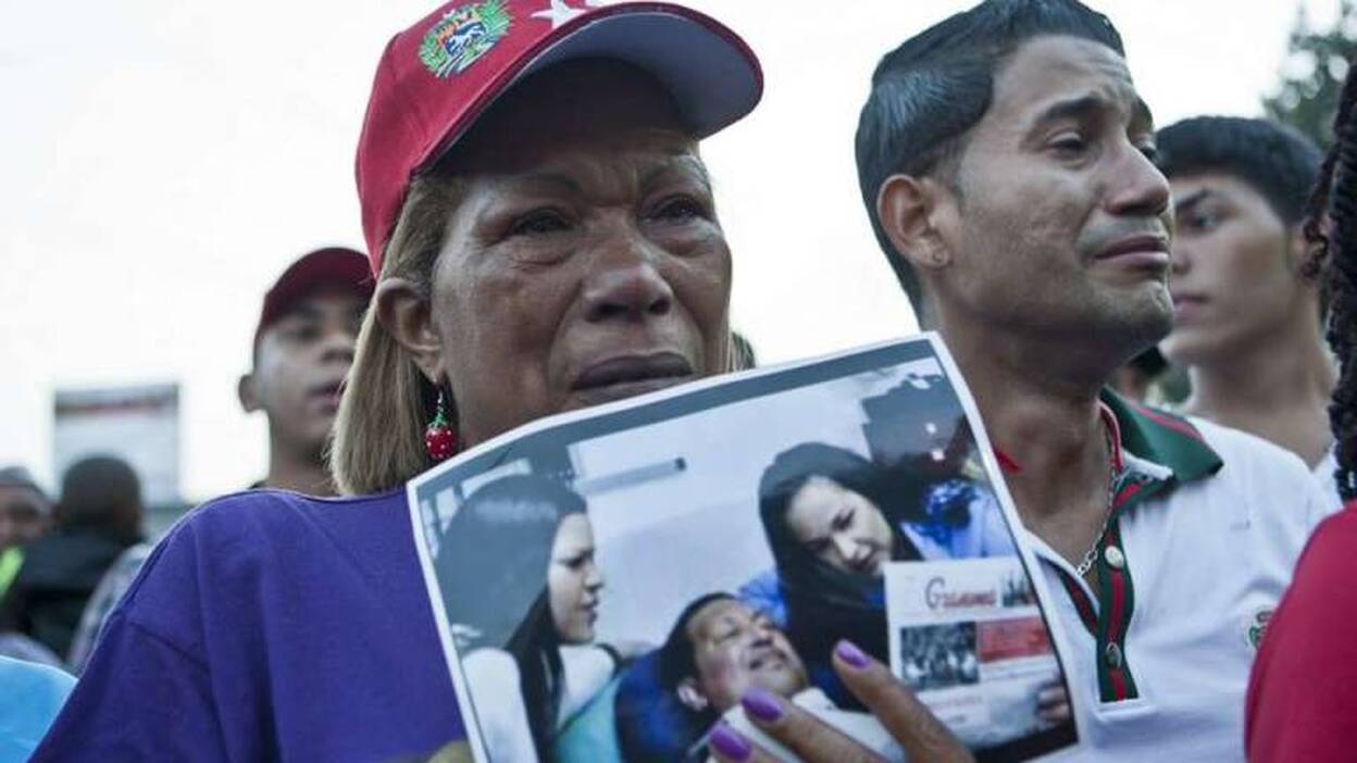 Lágrimas y promesas de fidelidad de los seguidores de Chávez