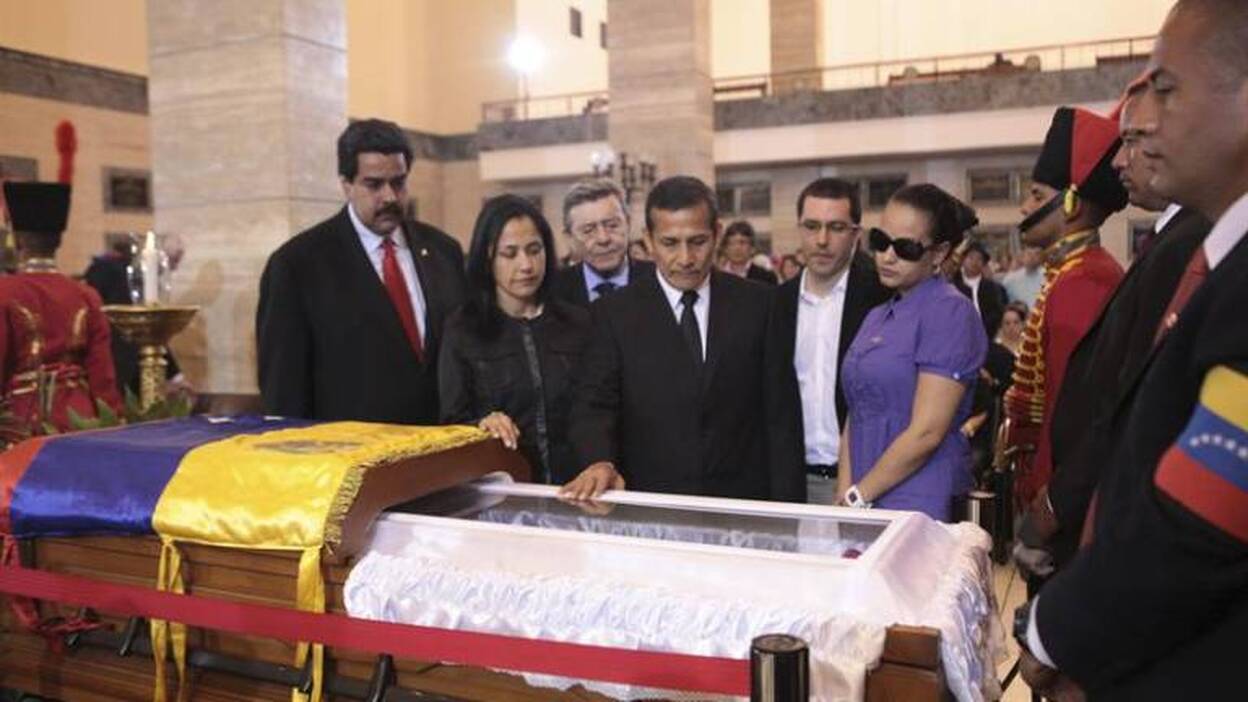 Chávez será embalsamado para siempre como Mao, Lenin y Ho Chi Minh