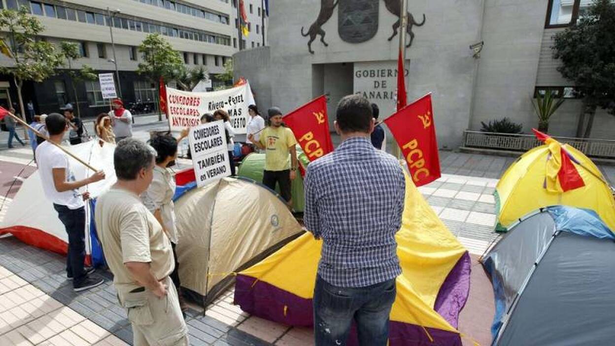 Acampan ante el Gobierno canario para pedir ayudas para comedores