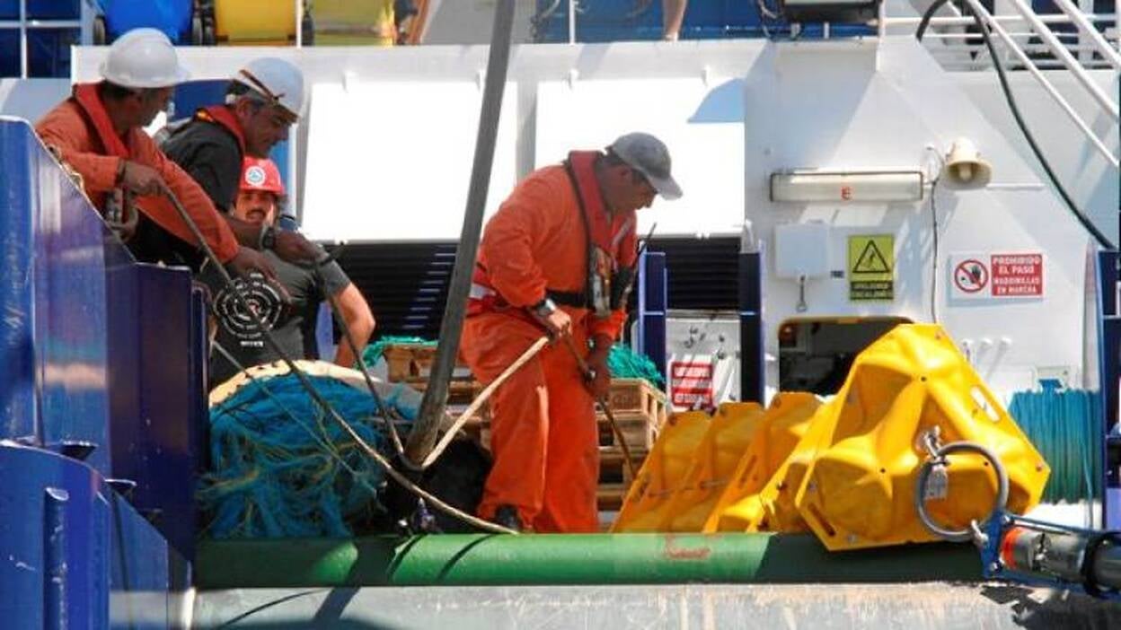 Un gran volcán con siete conos