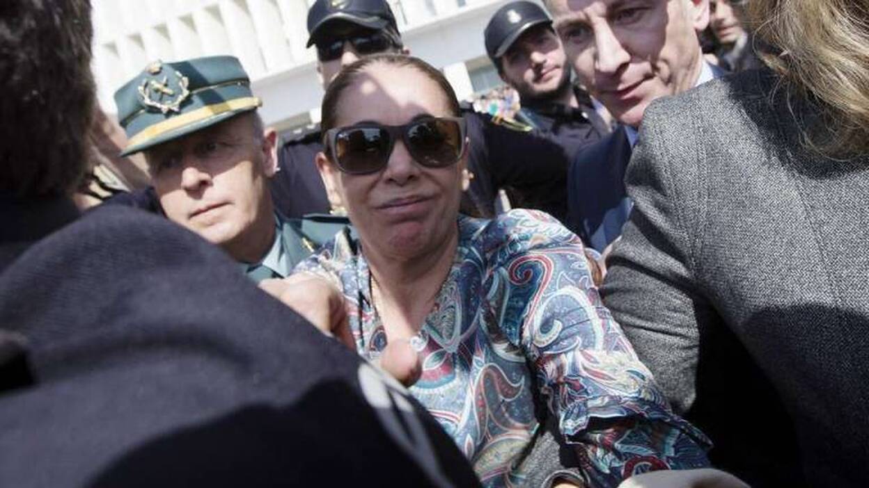 La Pantoja sufre zarandeos, abucheos y gritos