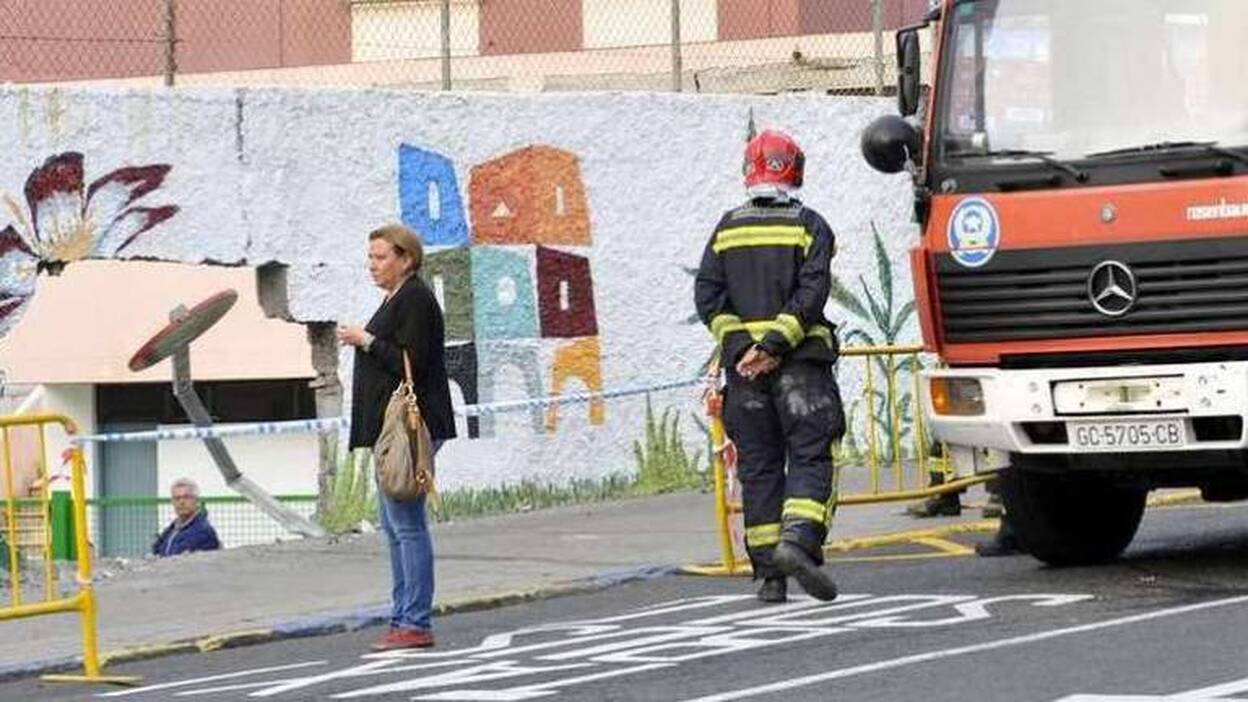 Un coche se empotra en el muro del instituto Isabel de España