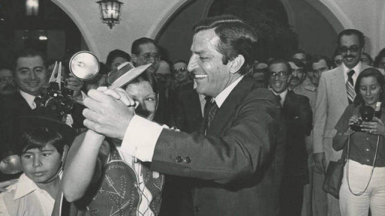 Medio siglo de emigración en veinte mil imágenes