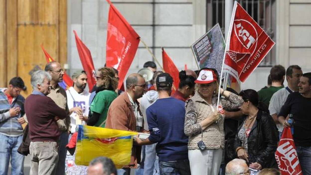 Los trabajadores canarios se manifiestan como preludio de una posible huelga general