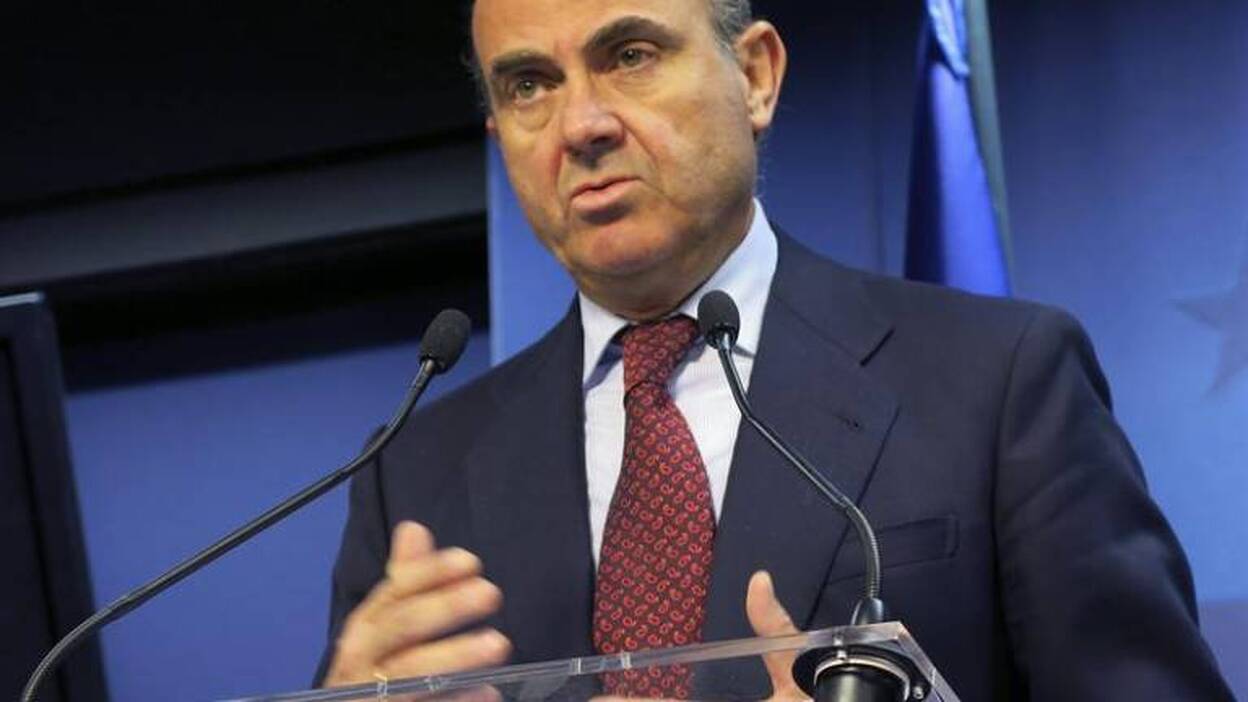 De Guindos adelanta que España logró su primer superávit comercial en marzo