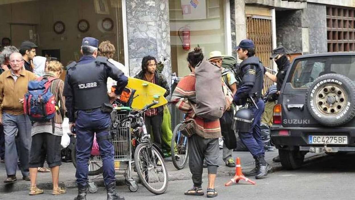 Desalojan un edificio de okupas en Guanarteme