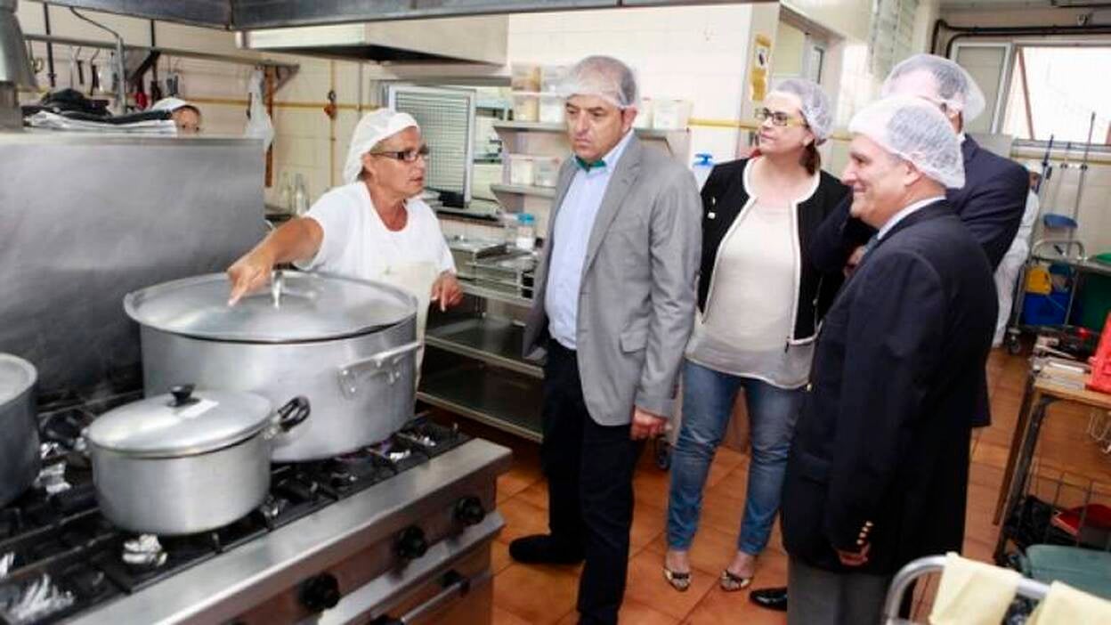 El Ayuntamiento entrega una freidora industrial a Cáritas Diocesana