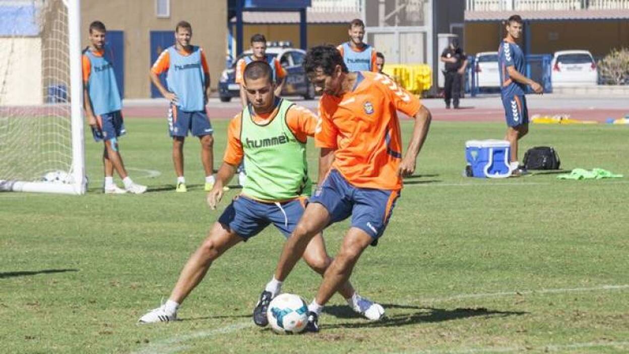 Estreno en casa con derbi y Valerón