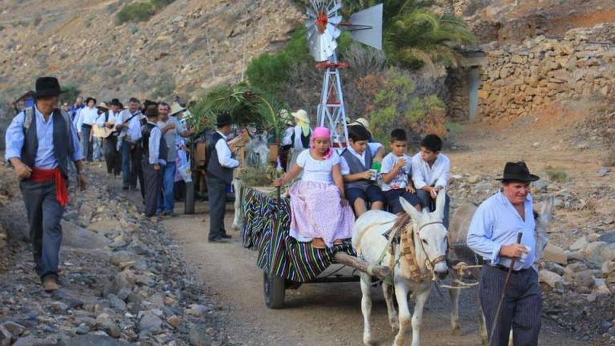 Solidaridad y tradición en la romería ofrenda a la virgen de La Peña