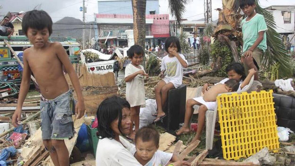 Cientos de niños y adultos piden socorro en Filipinas