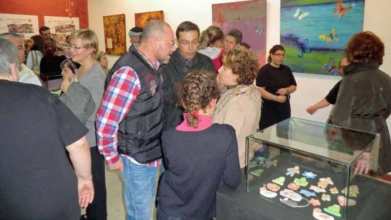 Los usuarios del Centro Ocupacional inauguran la exposición 'Trastiando'