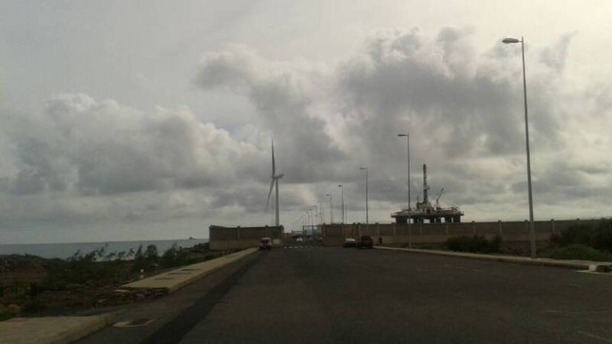 La plataforma atraca en Arinaga tras pasar el tiempo sur