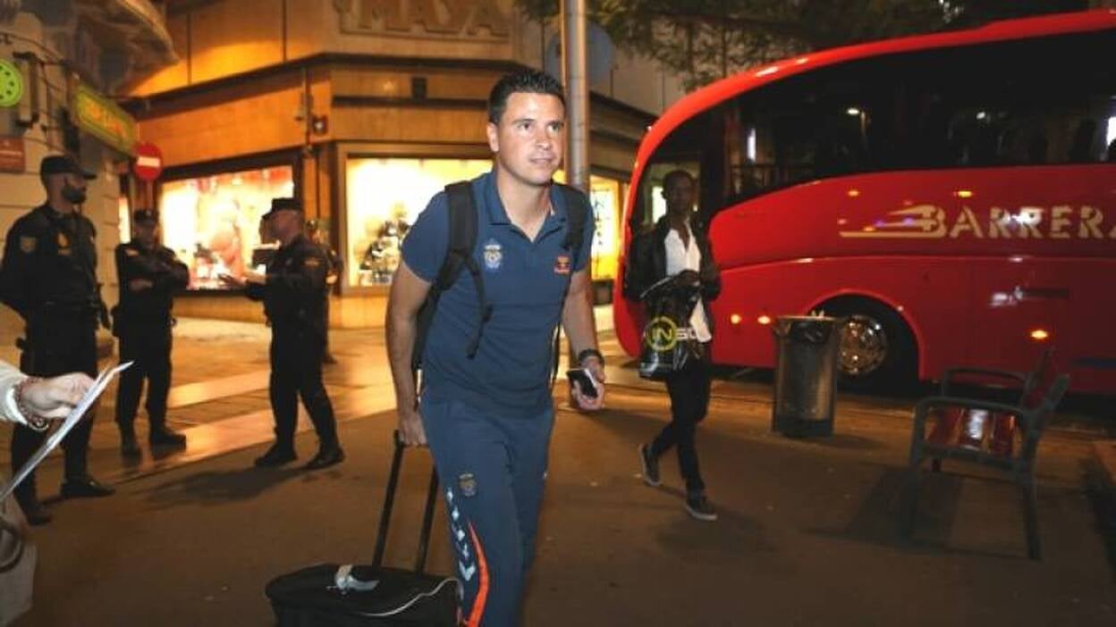 Lobera: «Aquí nos silbarían si practicáramos su fútbol»