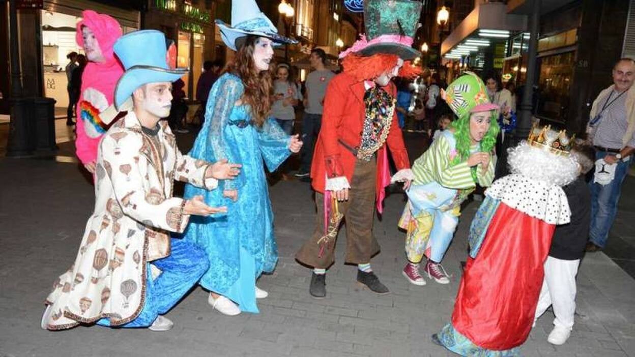 Triana recibe a cientos de personas en la apertura de la Navidad