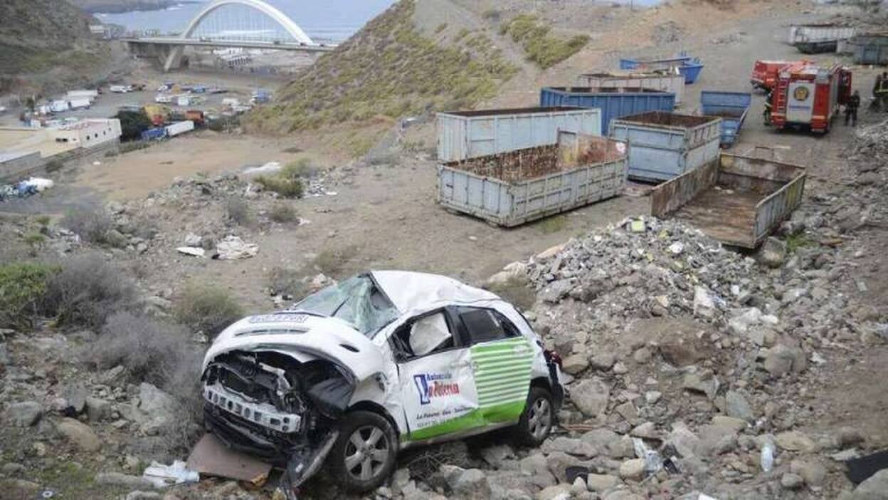 Un coche de la Autoescuela se precipita por un terraplén