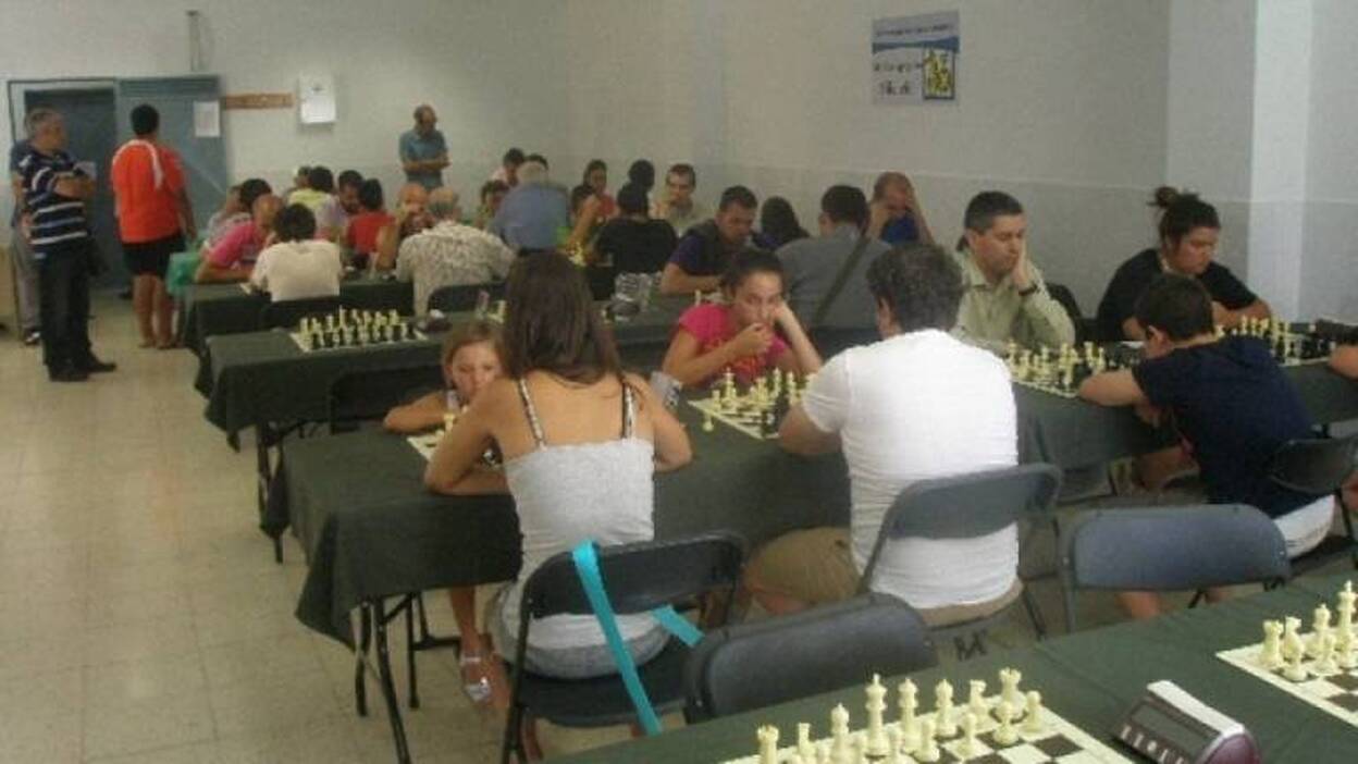 La Caja de Vecindario encabeza la lucha por la segunda plaza