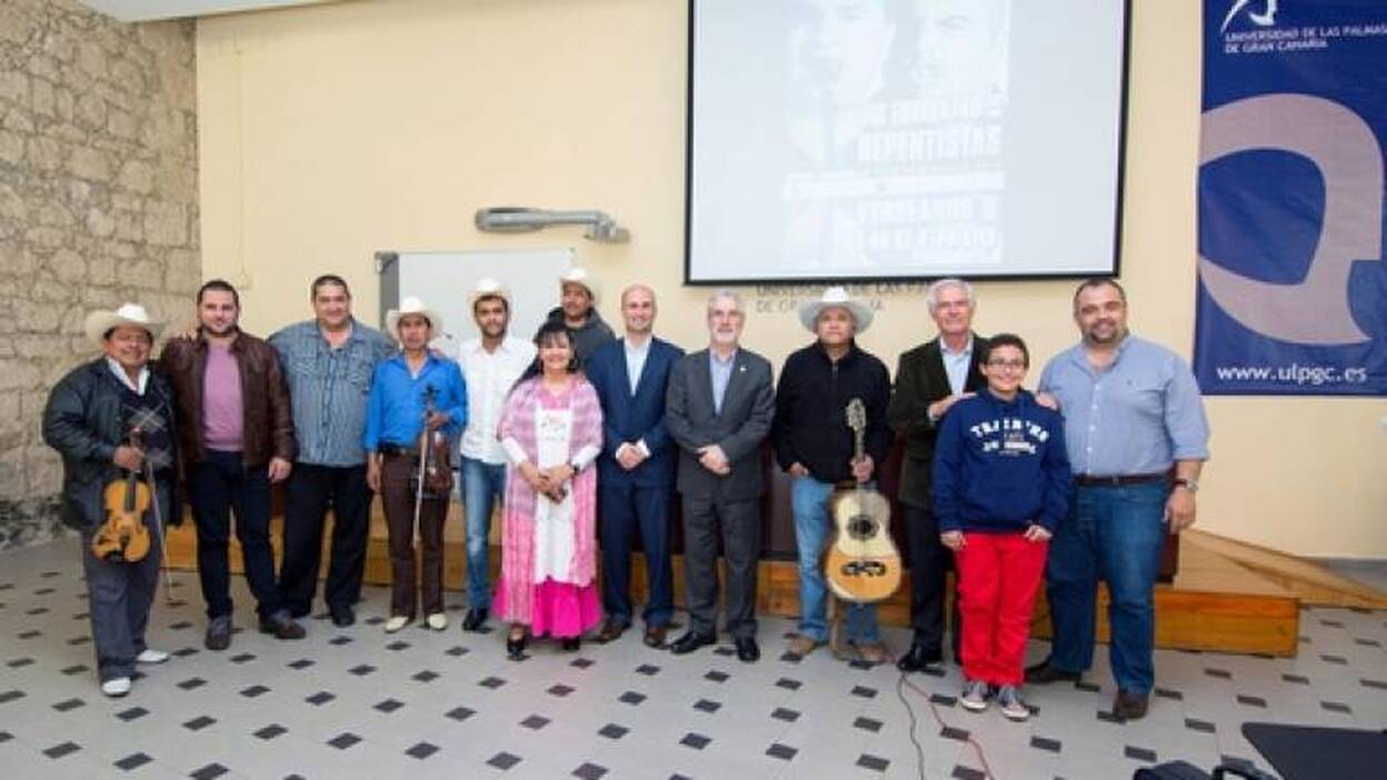 Repentistas mexicanos e isleños miden su verbo en el escenario