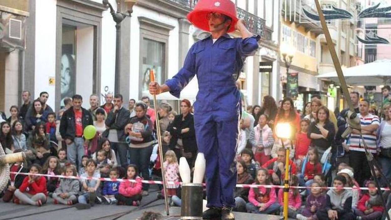 Teatro callejero, comparsas y circo animan el domingo en Triana