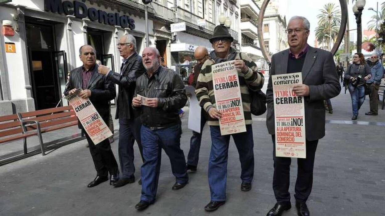Carteles contra los domingos en los centros comerciales
