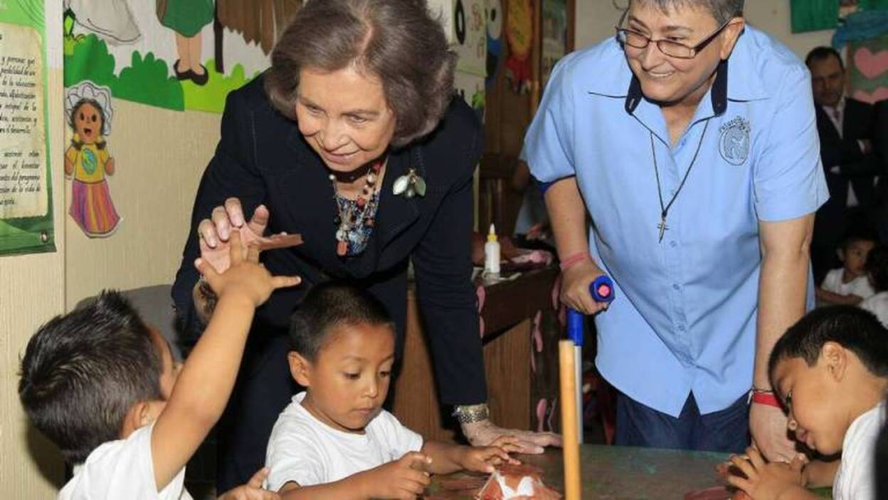 La reina Sofía pone la cara solidaria en Guatemala