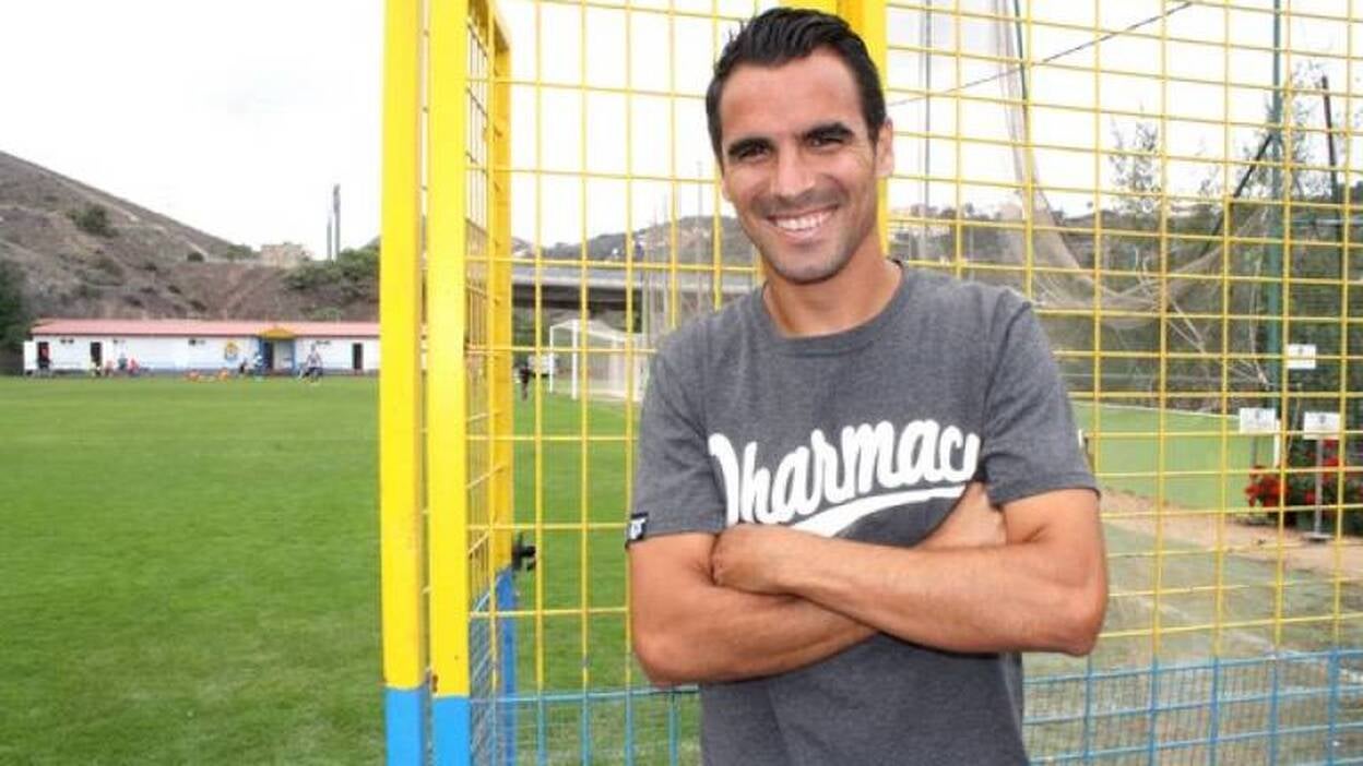 Ángel López: «Para ascender necesitamos ganar seis o siete partidos»