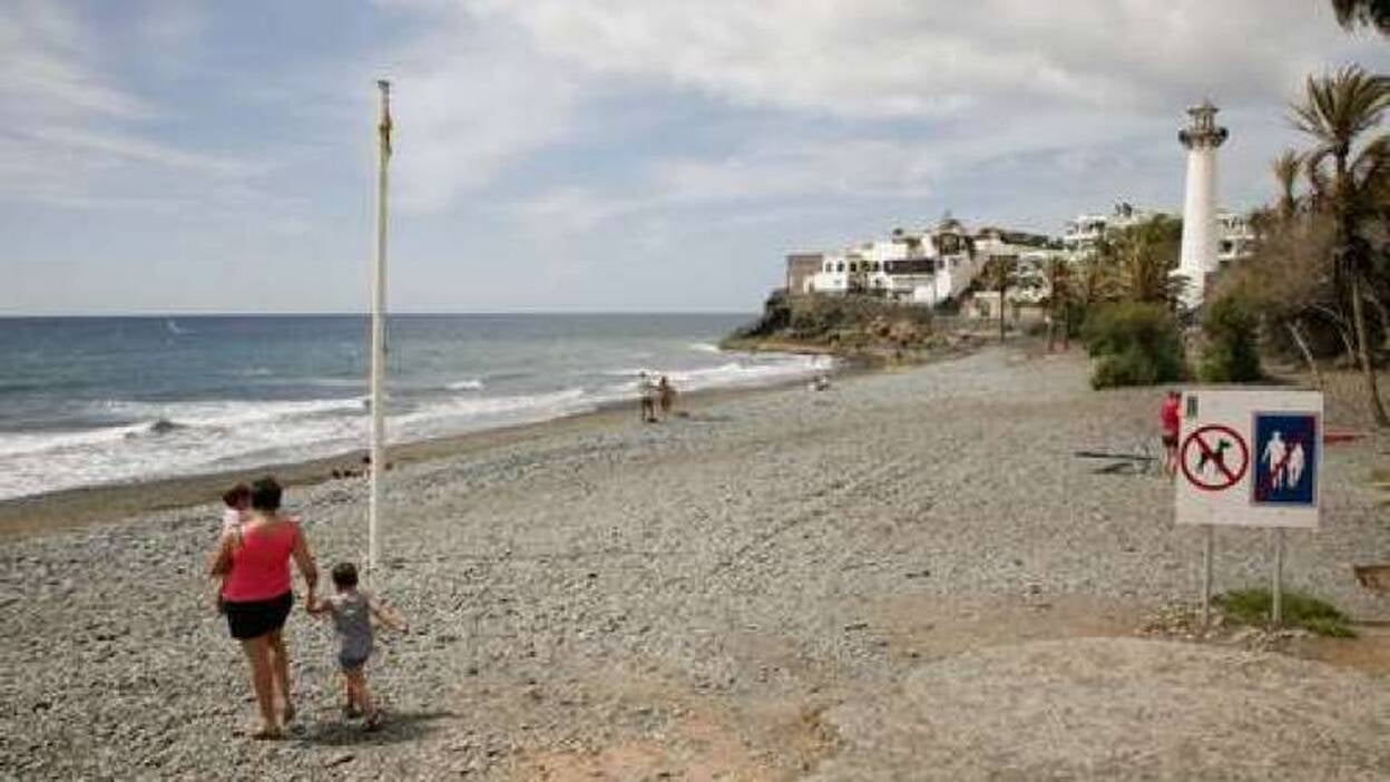 La playa del Águila abierta al baño