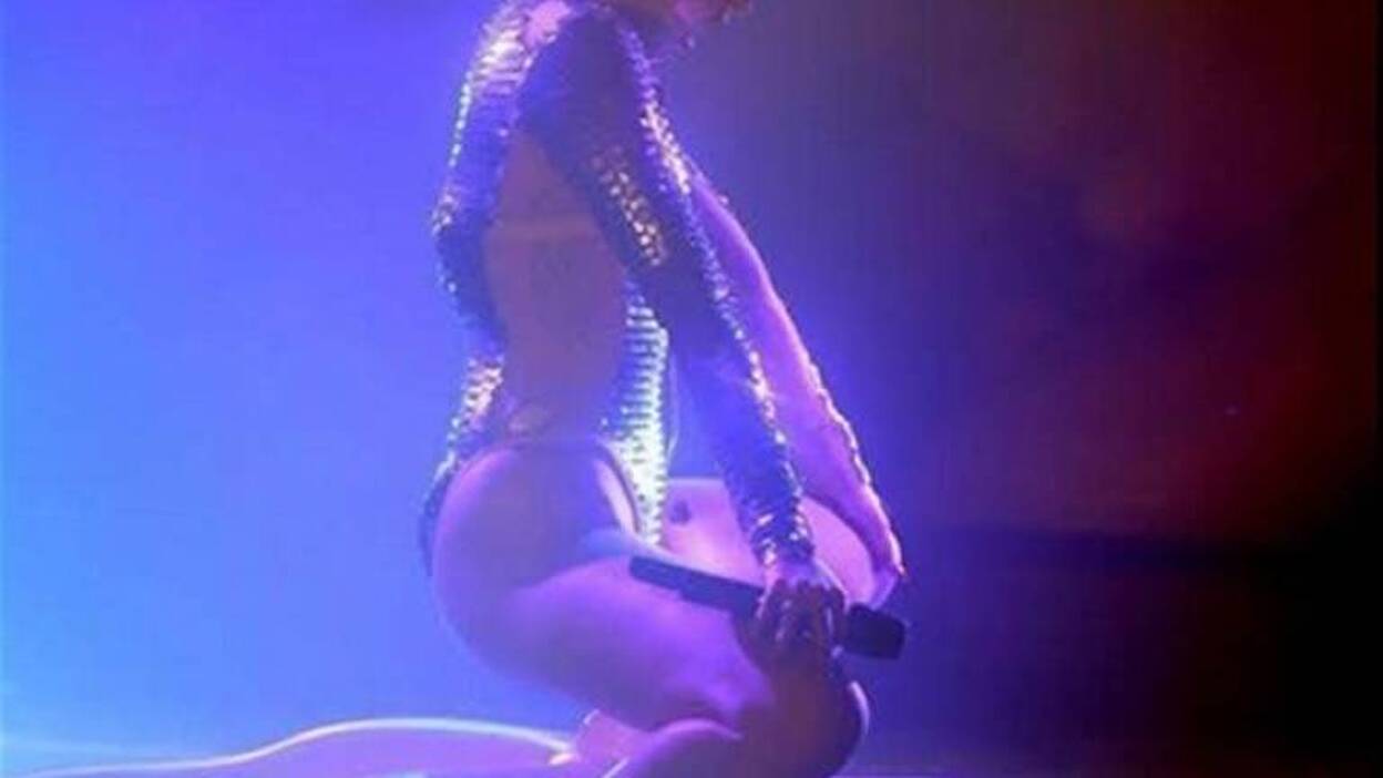 Miley Cyrus se propasa simulando escenas sexuales con un muñeco hinchable