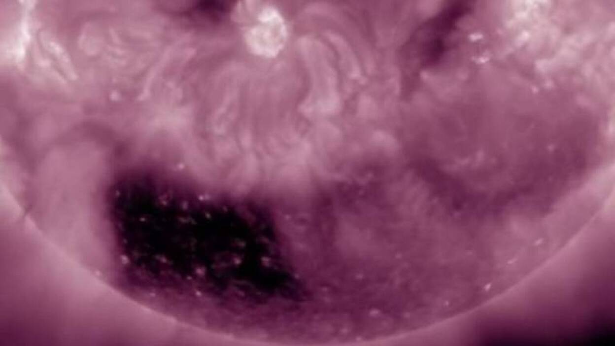 Un enorme agujero cuadrado aparece sobre la superficie del Sol