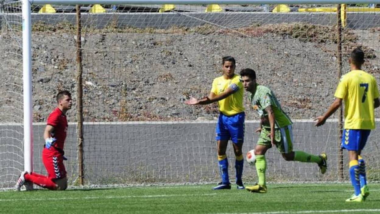 Las Palmas Atlético se complica el ascenso (1-2) ante La Hoya
